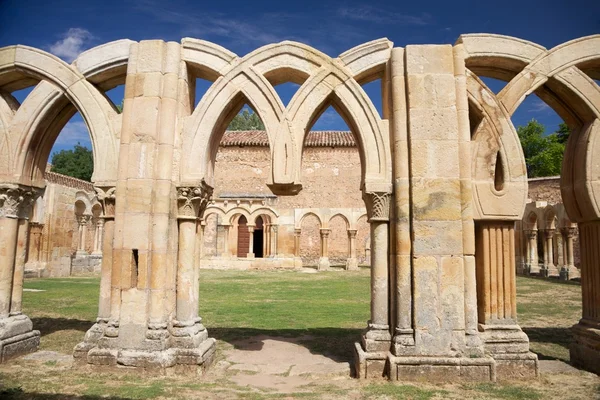 Törött kolostor oszlopok — Stock Fotó