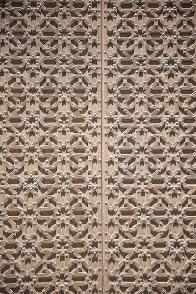 Porta marrom de detalhe da catedral — Fotografia de Stock