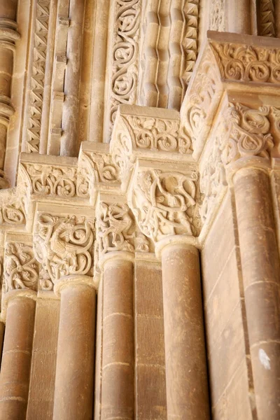 Porta de colunas esculpidas da catedral de Lleida — Fotografia de Stock