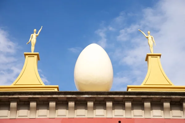 Egg and golden women statues at Figueres — Stock Photo, Image