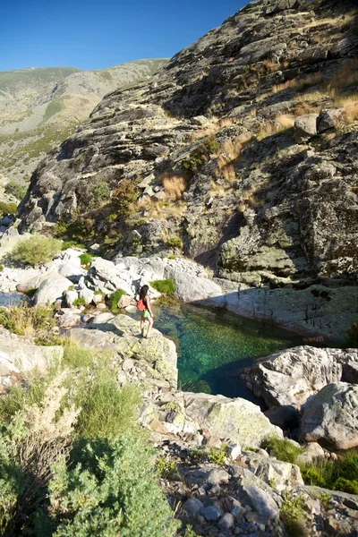 Grön naturlig pool på en dal — Stockfoto