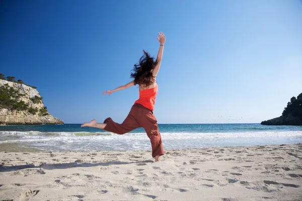 모래에 점프 — 스톡 사진