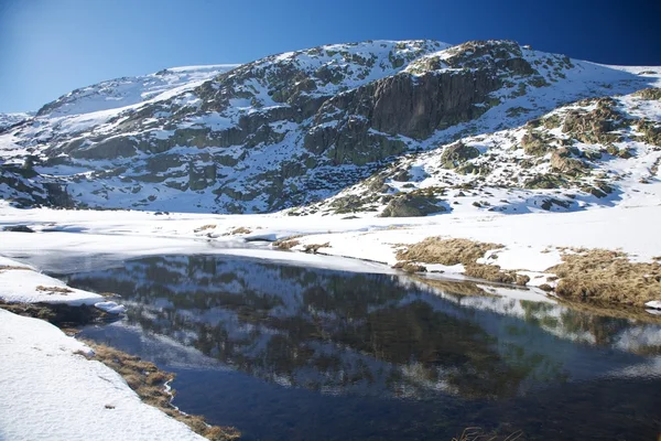 Sjön snö berg — Stockfoto