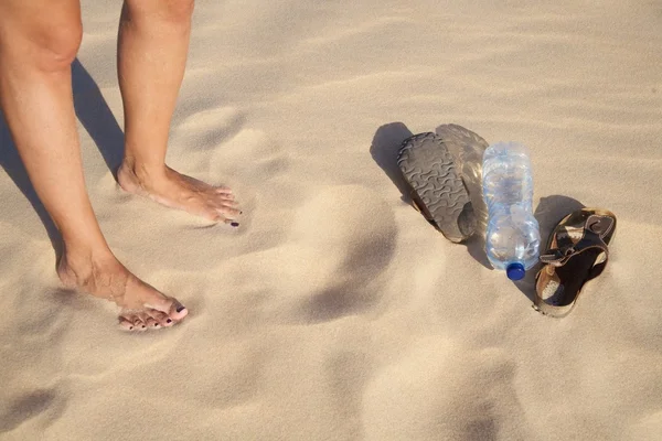 プラスチック製の水ボトルと女性の足 — ストック写真