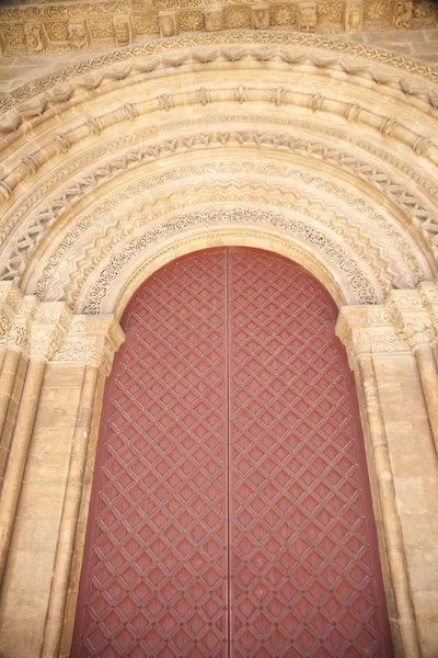 Rode deur in de kathedraal van lleida — Stockfoto