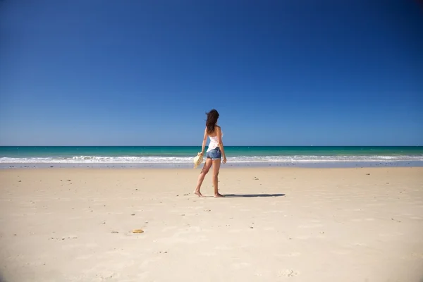 Πλευρά γυναίκα που περπατά στην παραλία zahara — Φωτογραφία Αρχείου