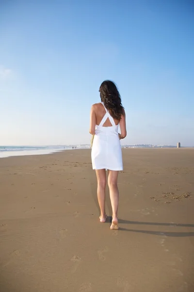 Bílé šaty žena chůze — Stock fotografie