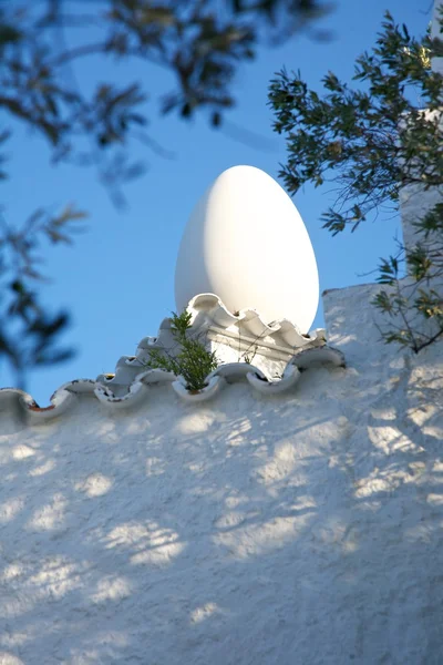 Weißes Ei auf Ziegeldach — Stockfoto