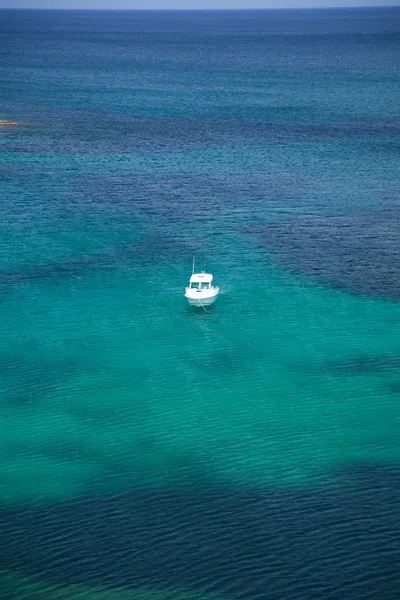Barco a motor branco no meio do mar — Fotografia de Stock