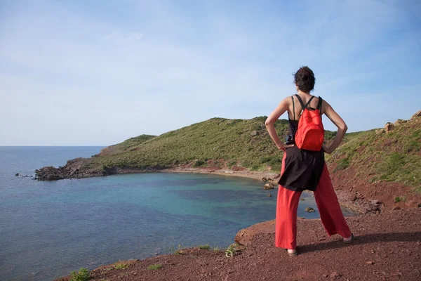 Kadın kırmızı bir plaj üzerinde — Stok fotoğraf
