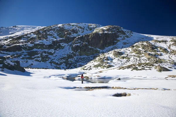 Žena na sněhu údolí — Stock fotografie