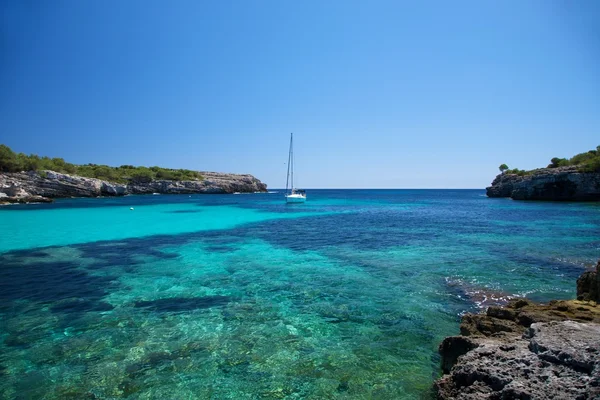 Yacht på menorca havet — Stockfoto