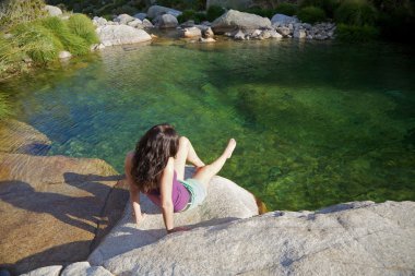 sentado junto a un río en gredos