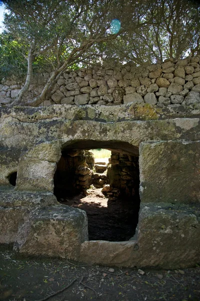 Entrada de caverna esculpida — Fotografia de Stock