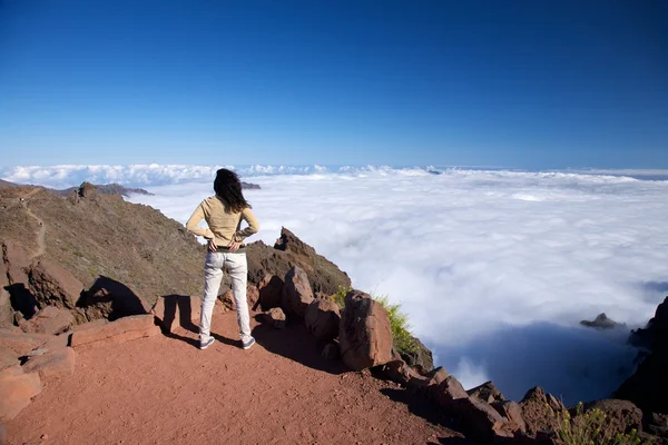 Oceano de nuvem e mulher em La Palma — Fotografia de Stock