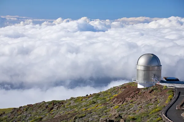 Nuvens em torno do observatório — Fotografia de Stock