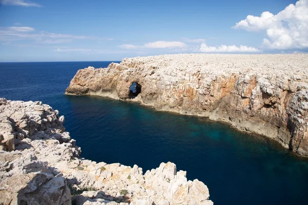 Cliff com caverna natural — Fotografia de Stock