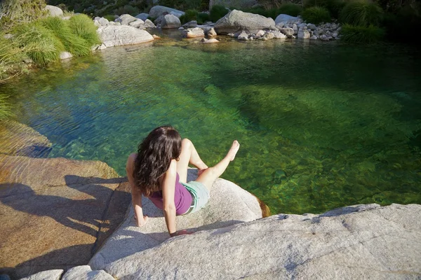 Seduto vicino a un fiume a Gredos — Foto Stock