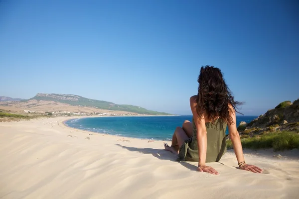 Bolonia plaj üzerinde oturan — Stok fotoğraf