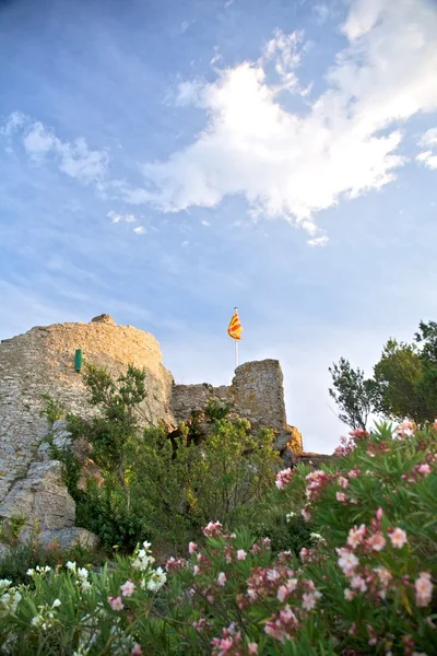 Vlajka na zříceniny hradu begur — Stock fotografie