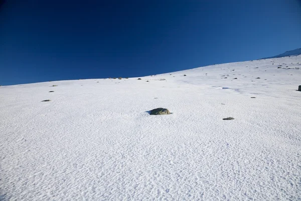 Snö sluttning i gredos-bergen — Stockfoto