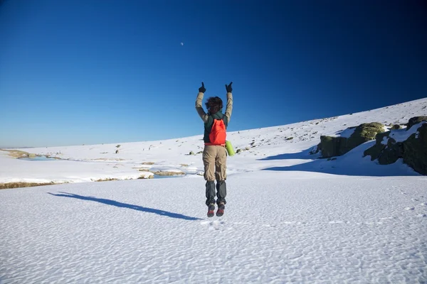 Flygande vintern vandring kvinna — Stockfoto