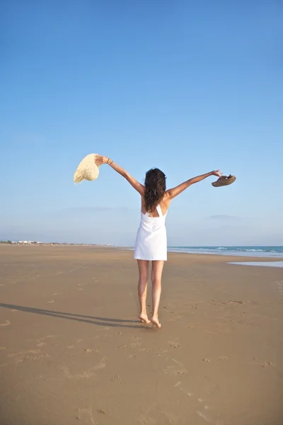 Feliz mujer saltando en la playa de Castilnovo — Foto de Stock