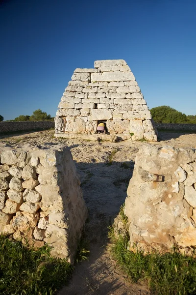 Verborgen vrouw bij prehistorische monument — Stockfoto