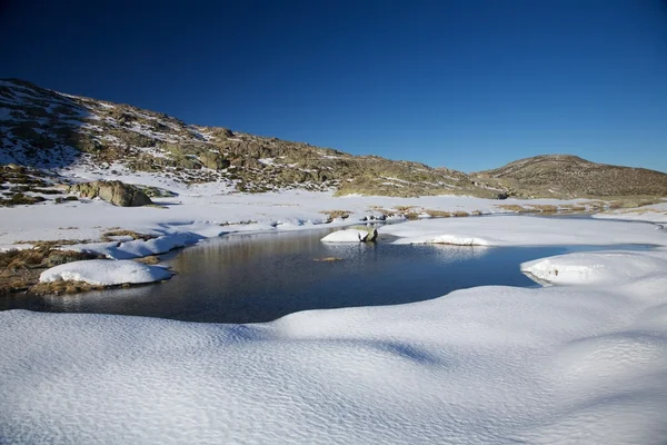 Reservoar och snö — Stockfoto