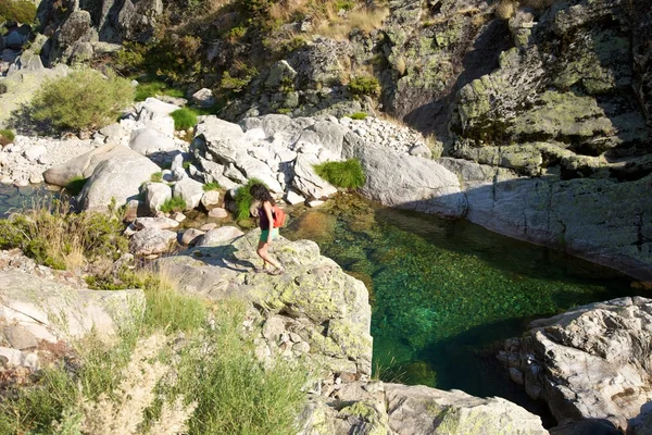 Gredos kayaların üzerinde yürüyen — Stok fotoğraf