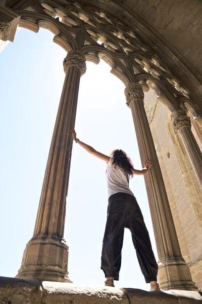 Femeia între coloane mari — Fotografie, imagine de stoc