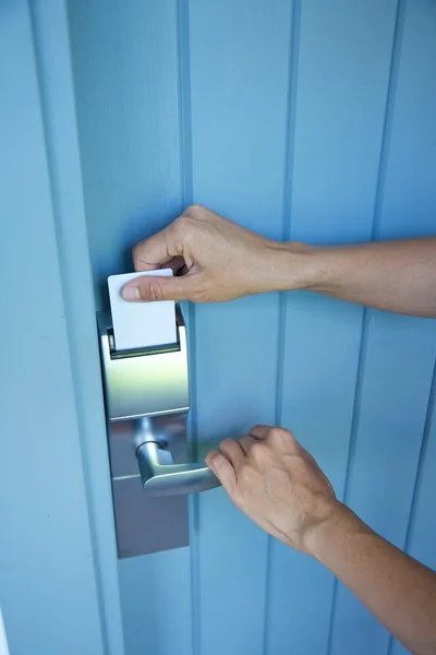 Γυναίκα άνοιγμα κλειδαριά-κάρτα — Φωτογραφία Αρχείου