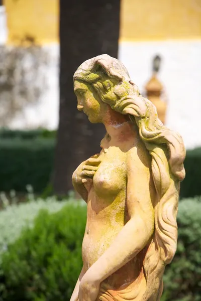 Gul naken kvinna staty — Stockfoto