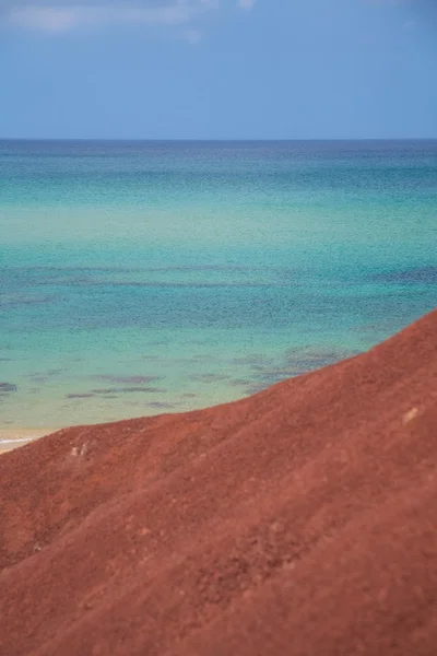 Havet och röda jorden — Stockfoto