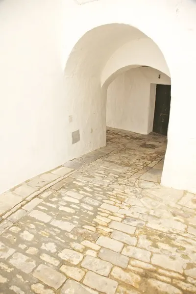 Arch korridor på vejer village — Stockfoto
