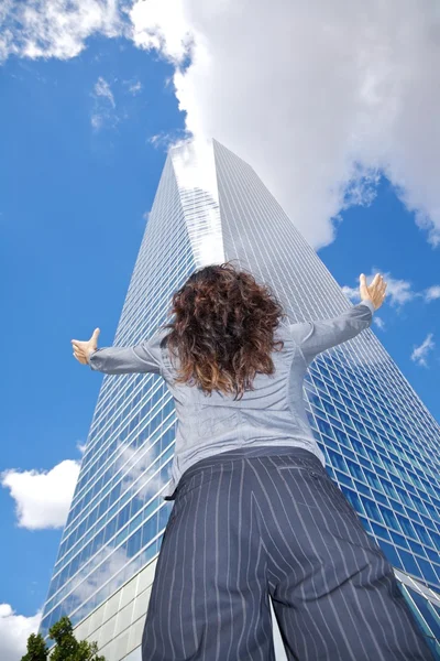 Indietro donna d'affari adorante grattacielo di cristallo — Foto Stock