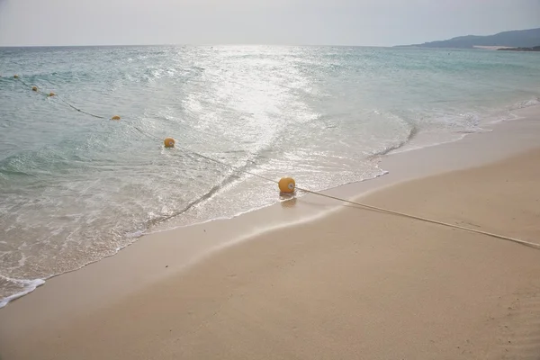 Strand met touw en boei — Stockfoto