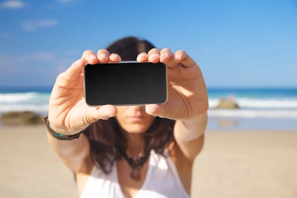 Пустой экран мобильного телефона в руках женщины — стоковое фото