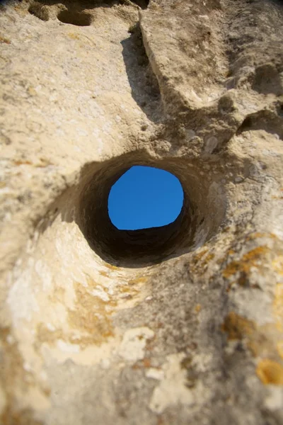 青い円の石造りの穴 — ストック写真