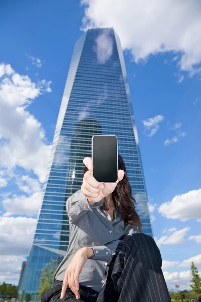 Бізнес-леді показує екранний смартфон — стокове фото