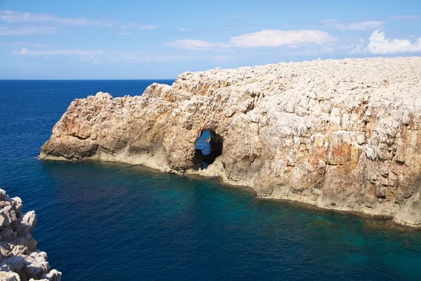 Cave på cliff — Stockfoto