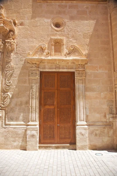 Fechar porta esculpida — Fotografia de Stock