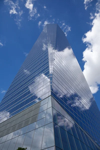 Nubes en rascacielos — Foto de Stock