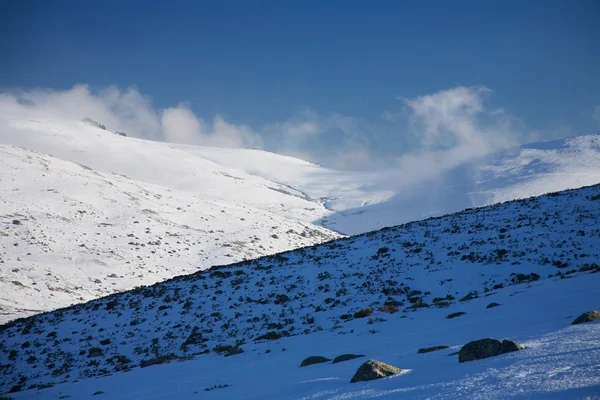 Nuages au dessus des montagnes de neige — Photo