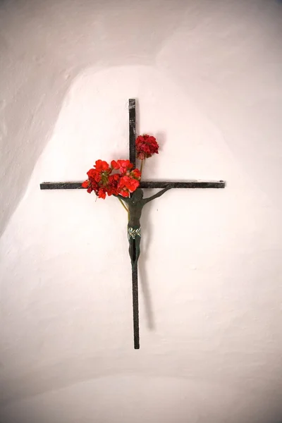Cross with flowers — Stock Photo, Image