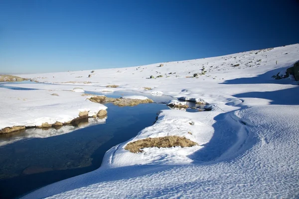 Кривава річка на сніговій горі — стокове фото