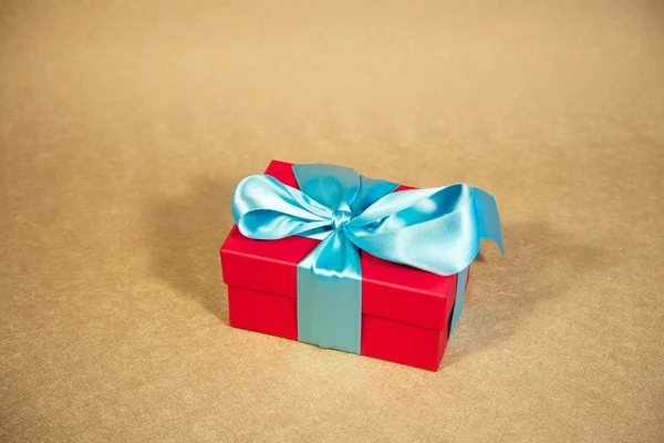 Cyan bow on red box — Stock Photo, Image