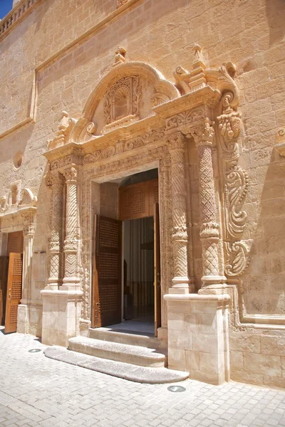 Door of church in Ciutadella — Stock Photo, Image