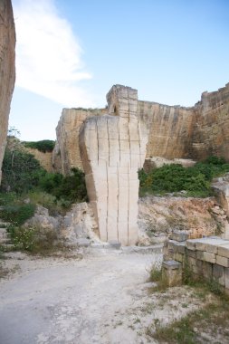 taş ocağında büyük heykel