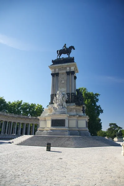 Monumento equestre no parque público de Madrid — Fotografia de Stock
